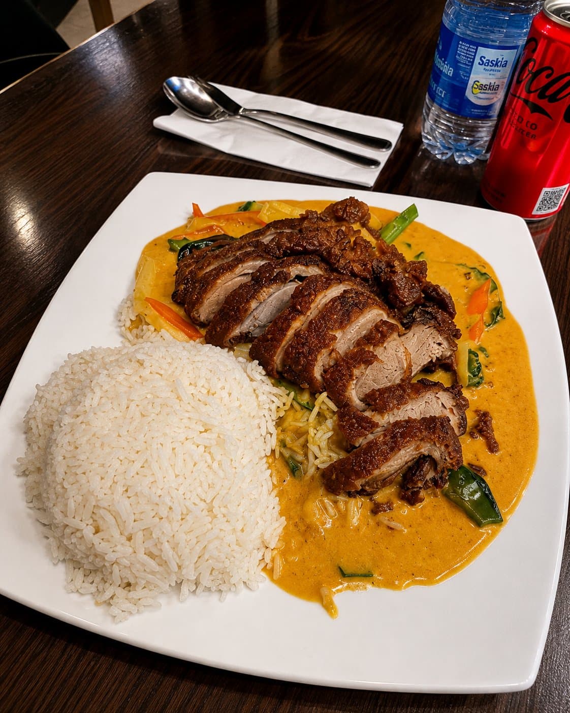 Knusprige Ente in aromatischer Curry-Sauce mit Reis – Signature-Gericht von Asia Gourmet