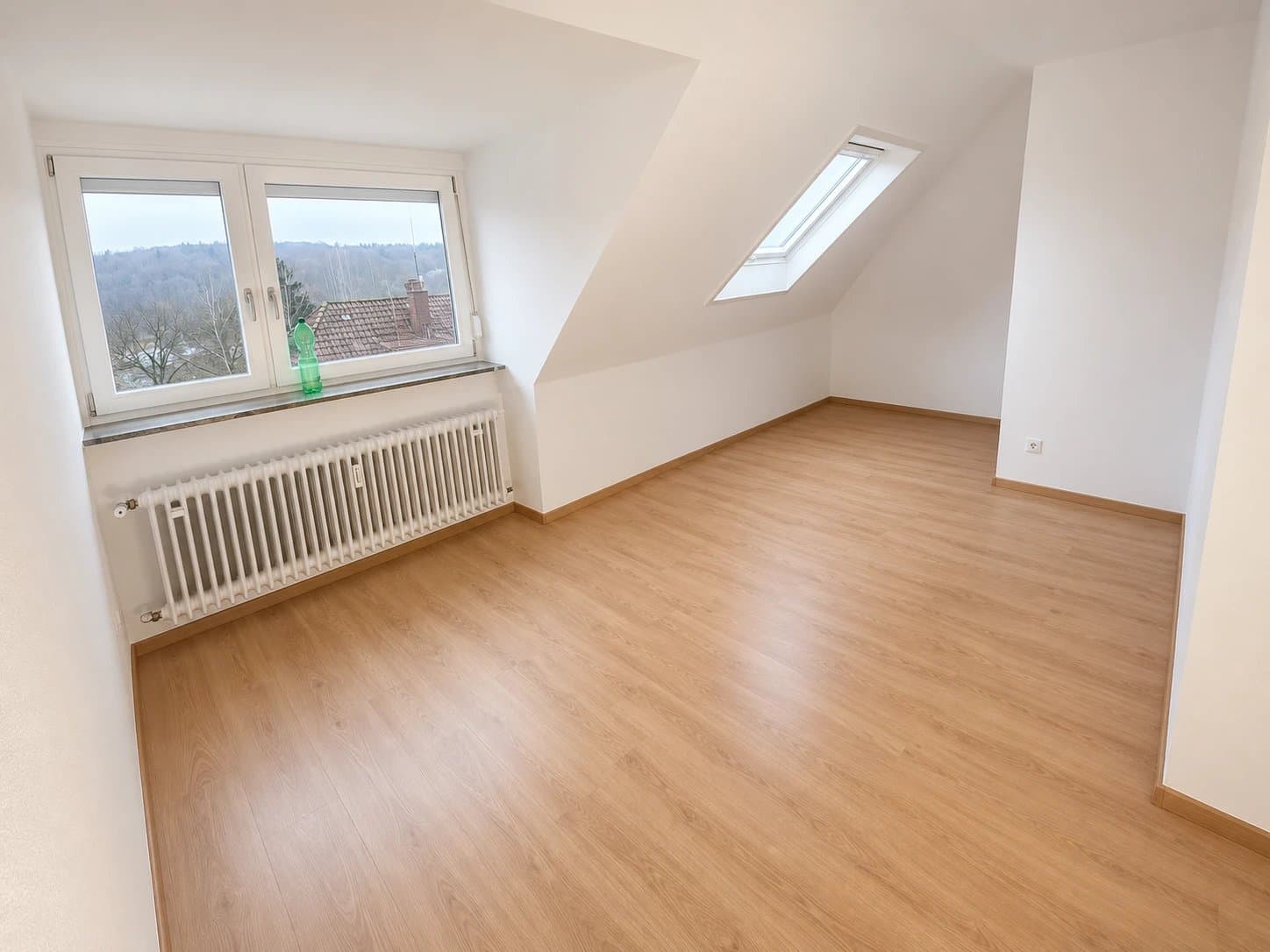 Fertig ausgebautes Dachgeschoss mit Laminatboden