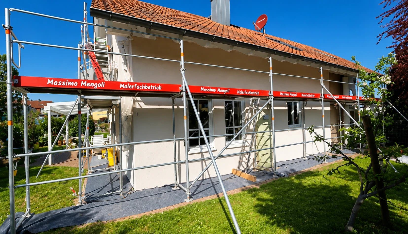 Gerüst mit Werbebanner an einem Wohnhaus während der Fassadenarbeiten