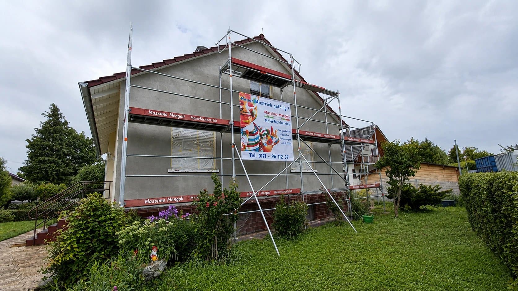 Fassade mit aufgebrachter Grundierung vor dem finalen Anstrich