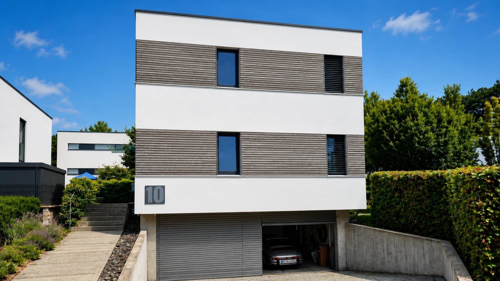 Fertiggestellte moderne Fassade ohne Gerüst