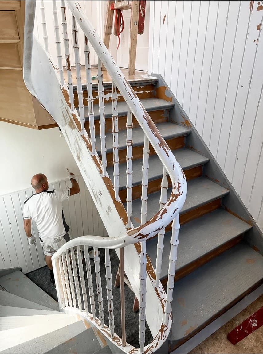 Altes Treppenhaus mit abgeplatzter Farbe vor der Lackierung