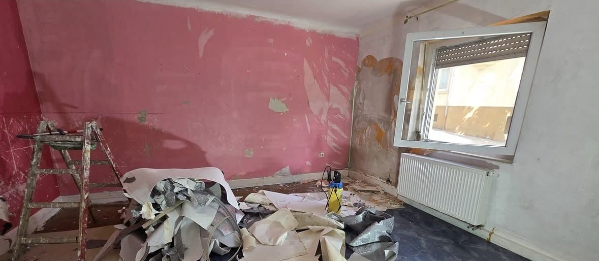 Zimmer während der Tapetenentfernung vor der Renovierung