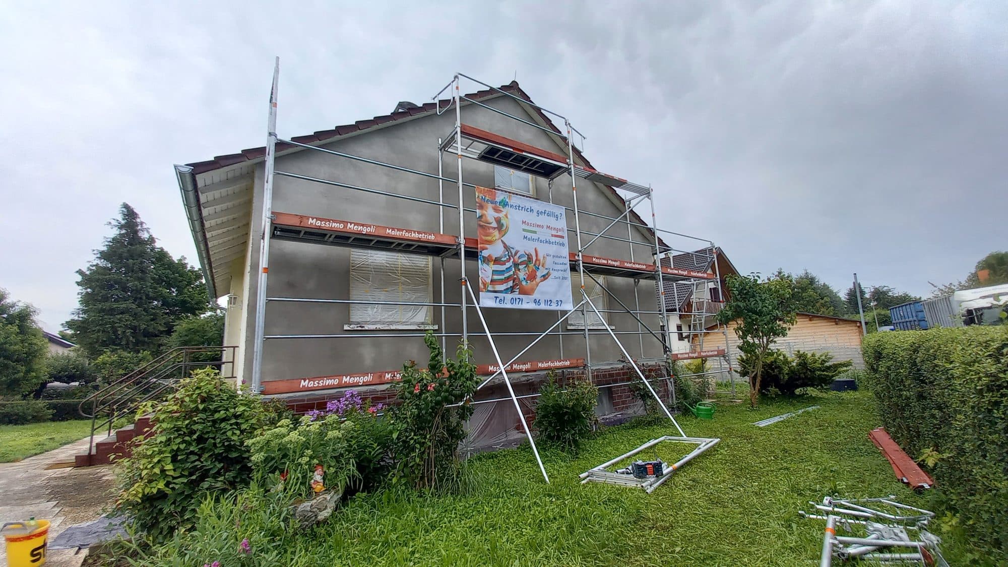 Fassadensanierung mit Gerüst an einem Giebelhaus