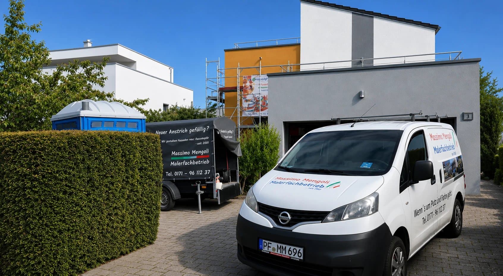 Firmenfahrzeug von Mengoli Malerfachbetrieb vor einem modernen Neubau
